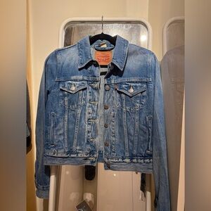 Levi’s classic denim jacket (special edition & color)